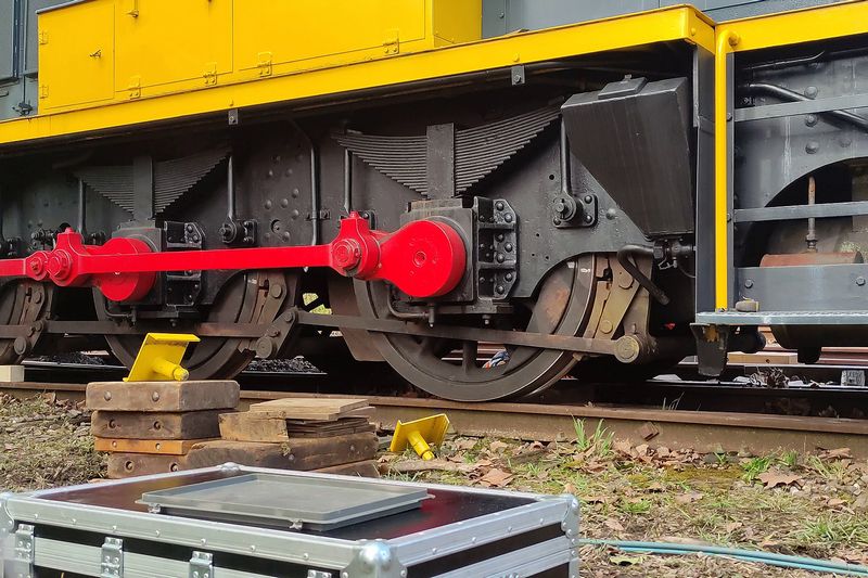 Museumlocomotief 605 van het Spoorwegmuseum herspoord door Incidentenbestrijders van ProRail